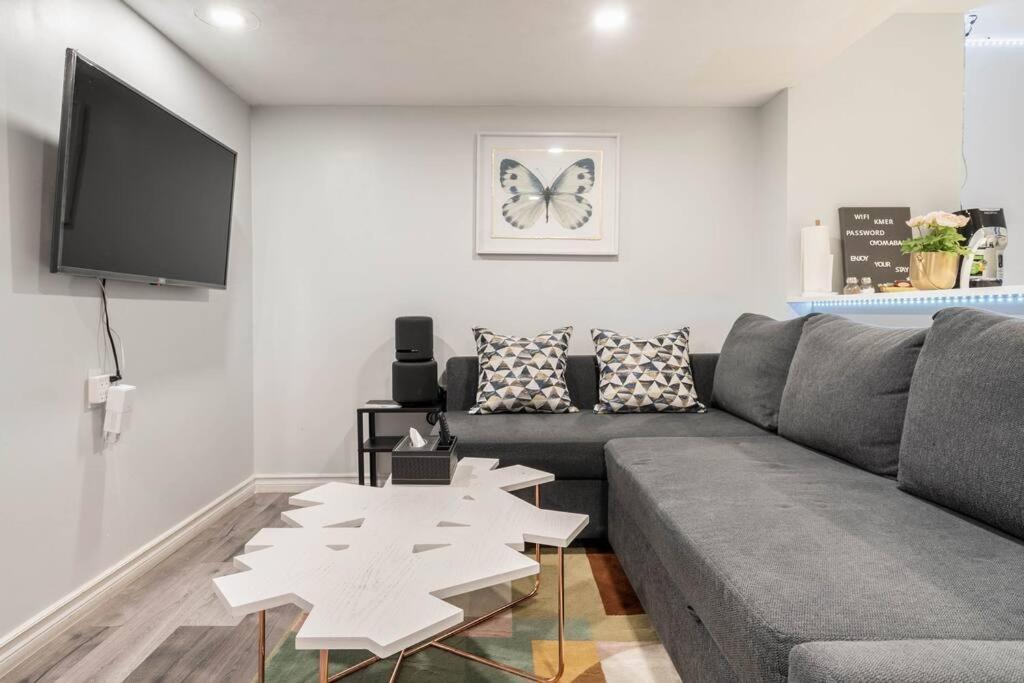 Cozy Nest Basement Unit Apartment Хамилтън Екстериор снимка