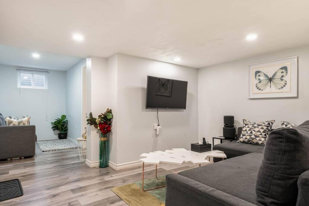 Cozy Nest Basement Unit Apartment Хамилтън Екстериор снимка