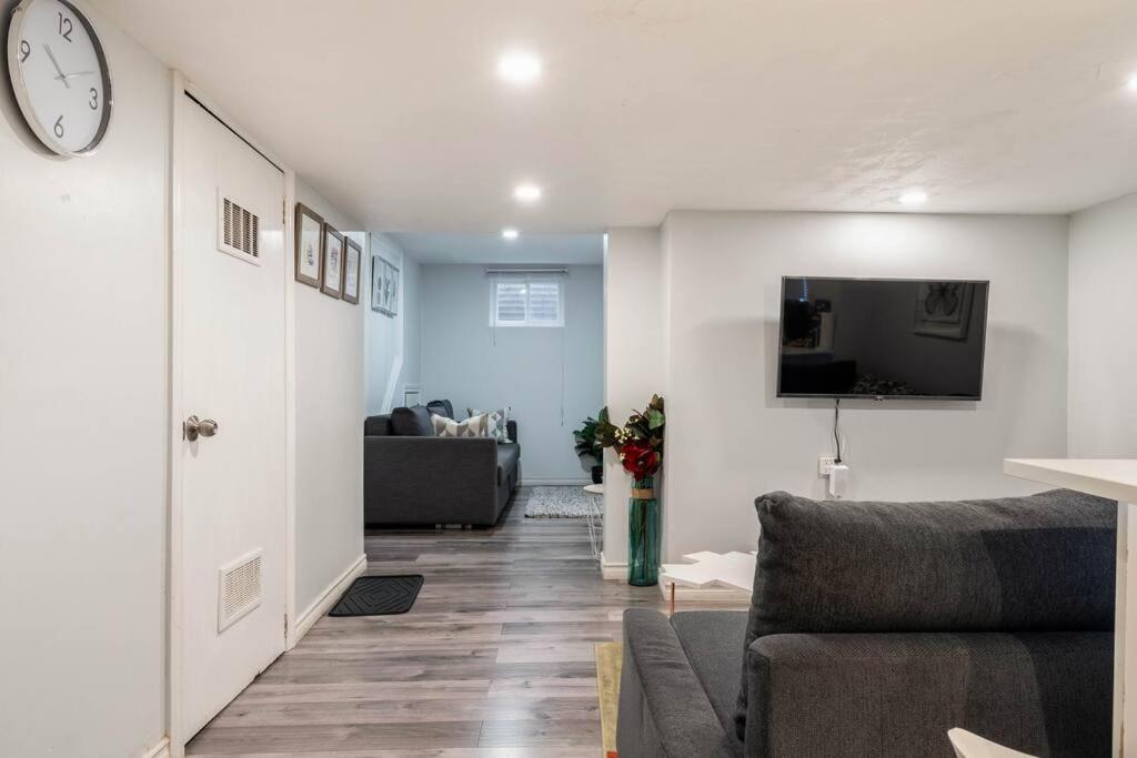 Cozy Nest Basement Unit Apartment Хамилтън Екстериор снимка