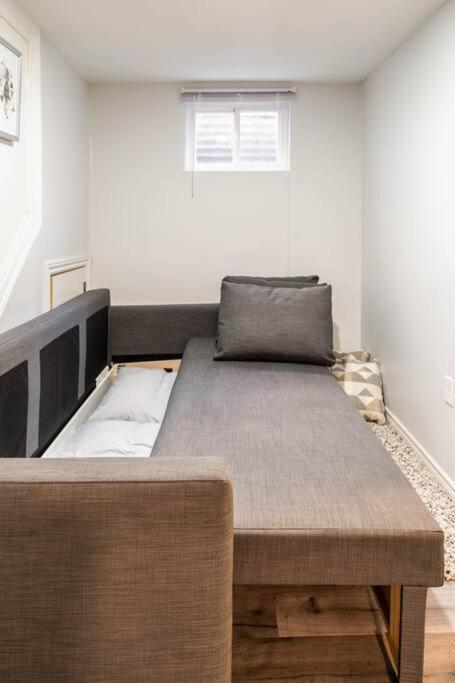 Cozy Nest Basement Unit Apartment Хамилтън Екстериор снимка