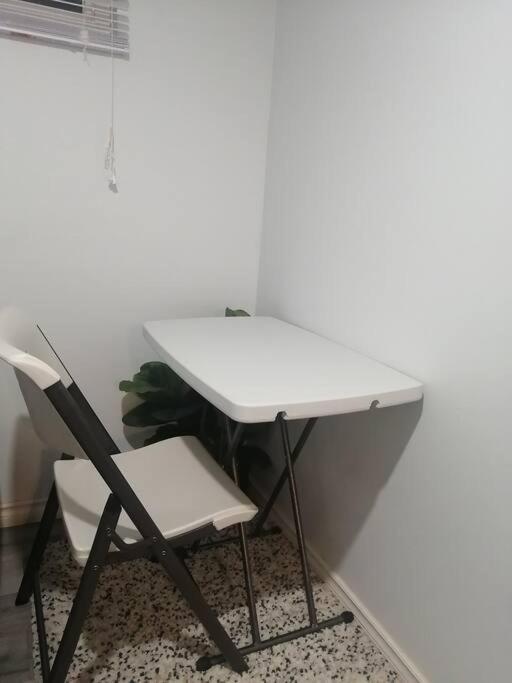 Cozy Nest Basement Unit Apartment Хамилтън Екстериор снимка