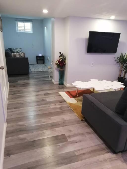 Cozy Nest Basement Unit Apartment Хамилтън Екстериор снимка